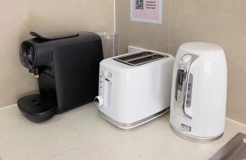 Rocklea Apartment | 1 Bdr Apt! Next to Park! Clean and Peaceful! 273B1