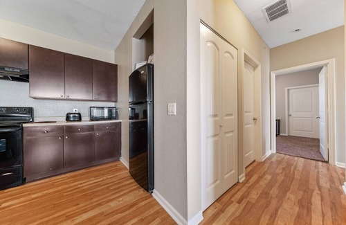 Bay Area Condo | 1 Bed 1 Bath Condo with On-Site Parking and Pool Mins from Texas AM 4208