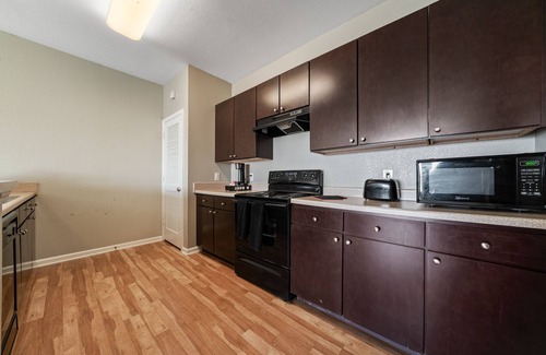 Bay Area Condo | 1 Bed 1 Bath Condo with On-Site Parking and Pool Mins from Texas AM 4208