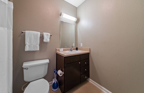 Bay Area Condo | 1 Bed 1 Bath Condo with On-Site Parking and Pool Mins from Texas AM 4208