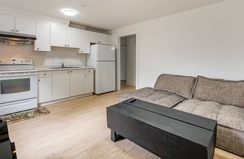 Townline Hill Apartment | 1 bed, 1 bath spacious suite mins to airport and hwy 1