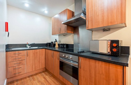 Theatreland Birmingham Apartment | 1 Bed Apartment Sleeps 5 - Balcony - WiFi & Tv