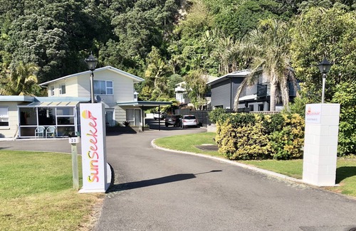Ohope Apartment | 1 Bed Apt, West End Ohope 50m to Beach.