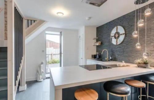 Branston House | 1 Bed Barn Retreat - Fireplace Patio Parking