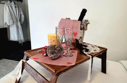 Branston House | 1 Bed Barn Retreat - Fireplace Patio Parking