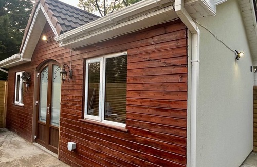 Grangend Cabin | 1-bed Cosy Cottage Near Emerald Park - Sleeps 5