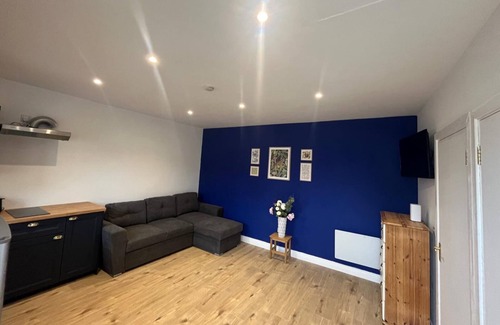 Grangend Cabin | 1-bed Cosy Cottage Near Emerald Park - Sleeps 5