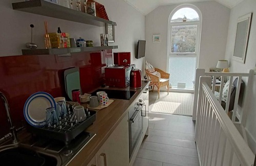 Truro Cottage | 1 Bed Cottage - Sleeps 2 - Parking - Wifi