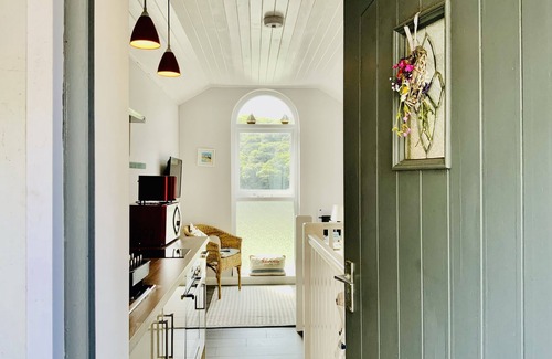 Truro Cottage | 1 Bed Cottage - Sleeps 2 - Parking - Wifi