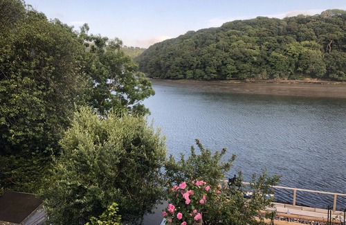 Truro Cottage | 1 Bed Cottage - Sleeps 2 - Parking - Wifi