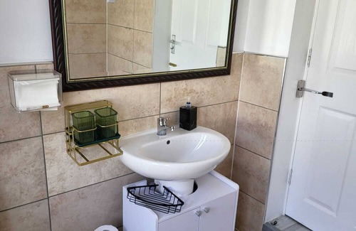 Stone Apartment | 1 Bed Flat - Sleeps 2 - Parking - Wifi