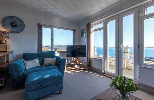 Looe Apartment | 1 Bed Flat - Sleeps 2 - Pets - Balcony - Parking