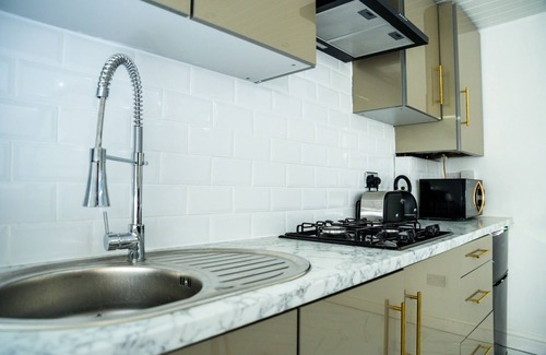 Bradford House | 1 Bed House - Sleeps 2 - Parking - Wifi