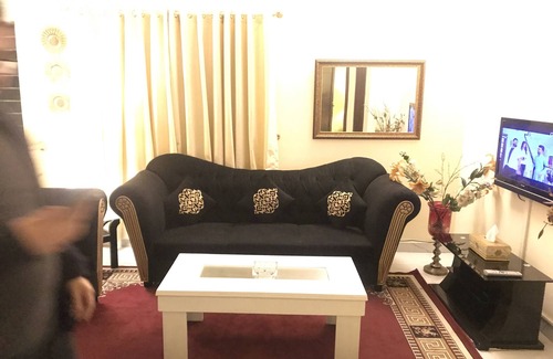 Lahore Villa | 1 Bed House - Sleeps 2 - Pets - Parking - Wifi