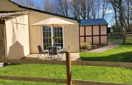 Westbrook Court Cottage | 1 Bed Lodge-Sleeps 4-Pet Friendly-Free Parking