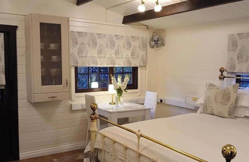 Netley Cabin | 1 Bed Lodge - Southampton - Sleeps 2 - Parking