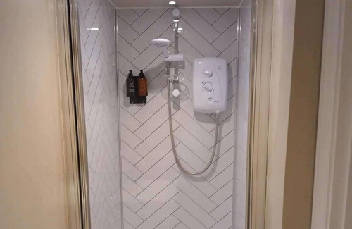 Netley Cabin | 1 Bed Lodge - Southampton - Sleeps 2 - Parking