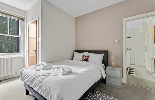 Turnham Green Apartment | 1 bed Sanctuary - 1-Min Tube, London Fashion Week 30min