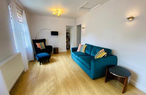 Hethel Apartment | 1 bed-Sleeps 4-Garden-Near Snetterton Circuit