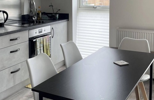 South Hornchurch Apartment | 1 Bed - Sleeps 4 - Parking, Pets, Wifi