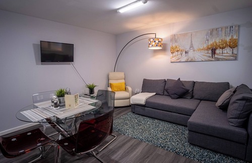 St Albans Cabin | 1 Bed-Sleeps 4-Private Garden-Free Parking