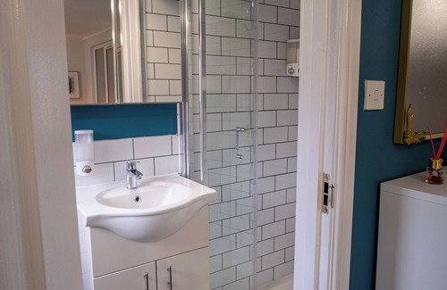 St Albans Cabin | 1 Bed-Sleeps 4-Private Garden-Free Parking