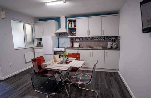 St Albans Cabin | 1 Bed-Sleeps 4-Private Garden-Free Parking