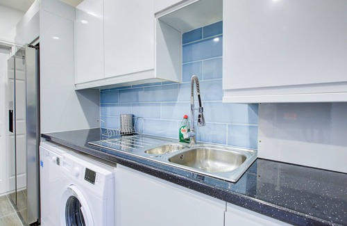 Gooshays House | 1 bed-Sleeps -Elizabeth Line-Free Parking