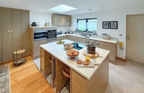 Carnon Downs Ski Chalet | 1 bedroom accommodation in Carnon Downs