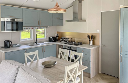 Hoddesdon Ski Chalet | 1 bedroom accommodation in Hoddesdon