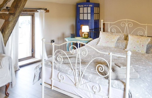 Wing Cottage | 1 bedroom accommodation in Roweltown, near Brampton