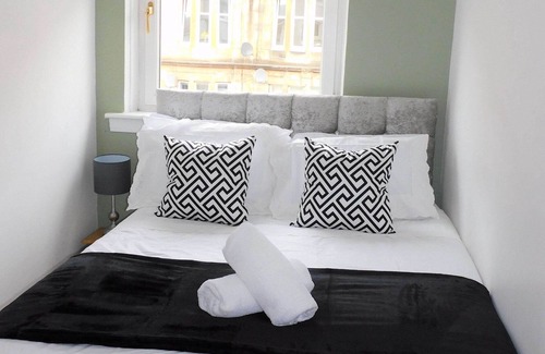 Shawlands Apartment | 1 Bedroom Apt in Glasgow's Southside, close to bars and restaurants