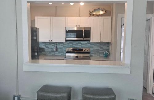 Madeira Beach Apartment | 1 Bedroom Block off the beach -4