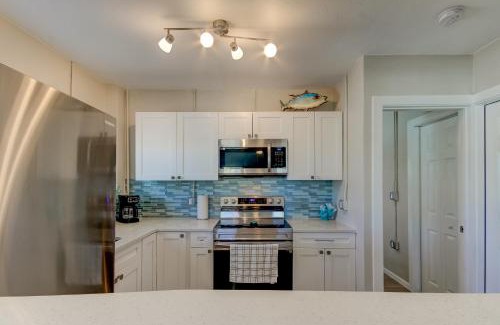 Madeira Beach Apartment | 1 Bedroom Block off the beach -4