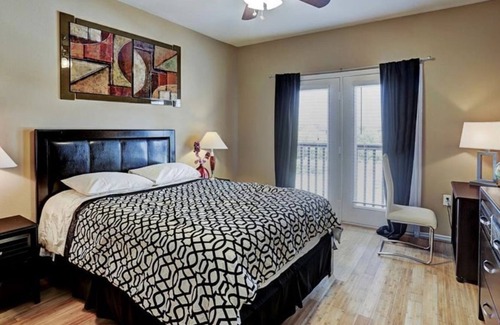 The Galleria Condo | 1 Bedroom Condo 208481 by Houzlet