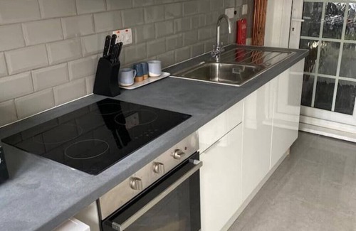 Gravesend Apartment | 1 Bedroom Flat 2 Min Walk to Station & Town Centren