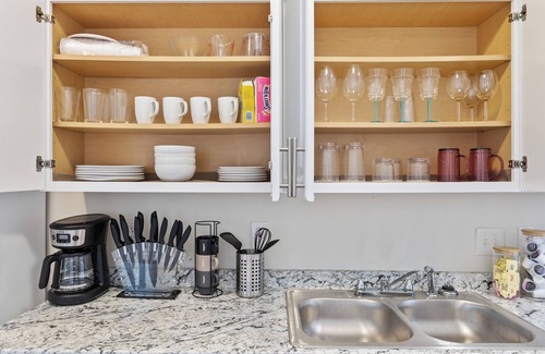 Irving House | 1 Bedroom Guest House 5 miles from Downtown Dallas!