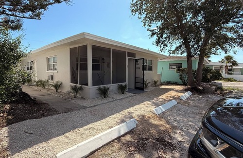 Madeira Beach Apartment | 1 Bedroom Madeira Beach apartment - Renovated 2025