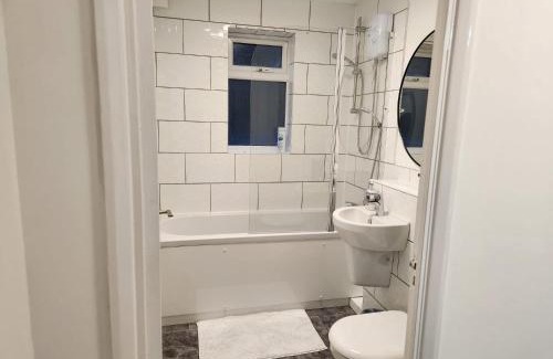West Thurrock Apartment | 1 bedroom service apartment with Netflix