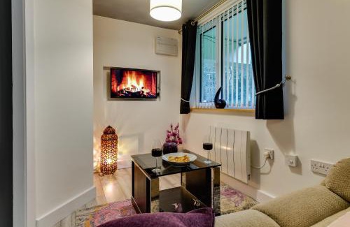 Wigan Apartment | 1 Bedroom Swinley Apartment l Free Parking l Wigan Royal Infirmary l Haigh Hall l Central Location