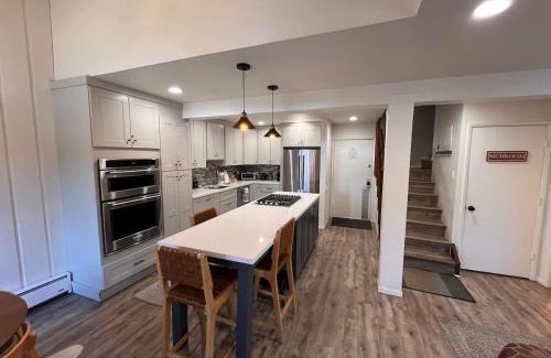 Mammoth Lakes House | 1 Bedroom with Loft, Cozy Mtn Condo with Pool and Jacuzzis