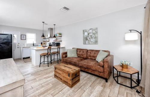 New Port Richey House | 1 block to dwnt 7min beach King bed Free parking