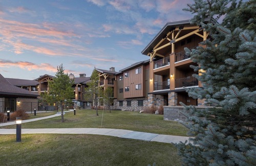 West Yellowstone Condo | 1 Block To Park Entrance, Spacious 2 BDRM Resort Condo With Kitchen/Washer/Dryer