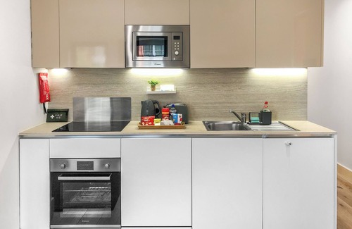 Harlington Apartment | 1-Br Apartment next to London Heathrow Airport | 3 Beds | Free Parking