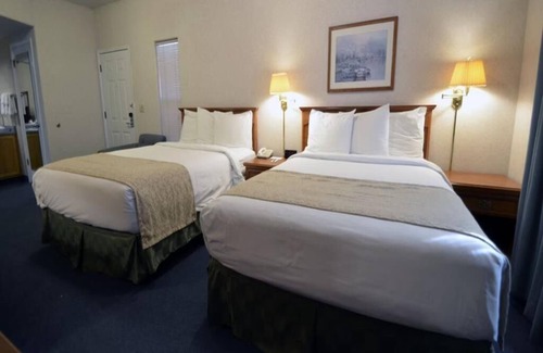 Fresno Hotel | 1 King Bed and 2 Queen Beds Suite Room