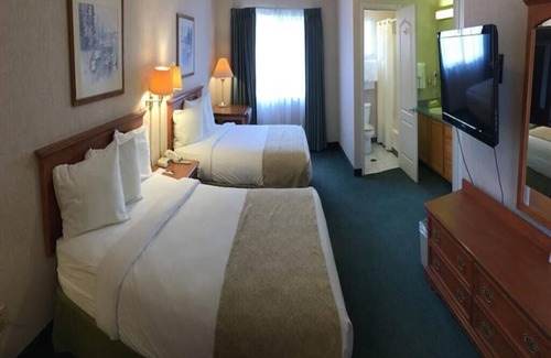 Fresno Hotel | 1 King Bed and 2 Queen Beds Suite Room