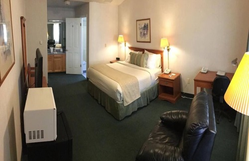 Fresno Hotel | 1 King Bed and 2 Queen Beds Suite Room