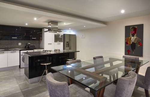 Greater Johannesburg Metropolitan Area Apartment | 1 King Bedroom Apartment with Garden View