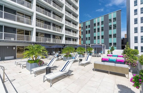 Faubourg Delassize Apartment | 1 King Std Room, Holiday Inn – Rooftop Pool, 4 Blocks from Caesars Superdome