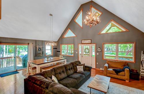 Thornhurst House | 1 Mi to Beach Pocono Lake Chalet with Decks